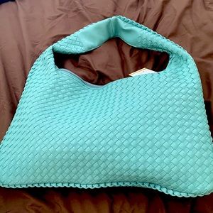 I’m selling a bag that’s new and never have been worn.